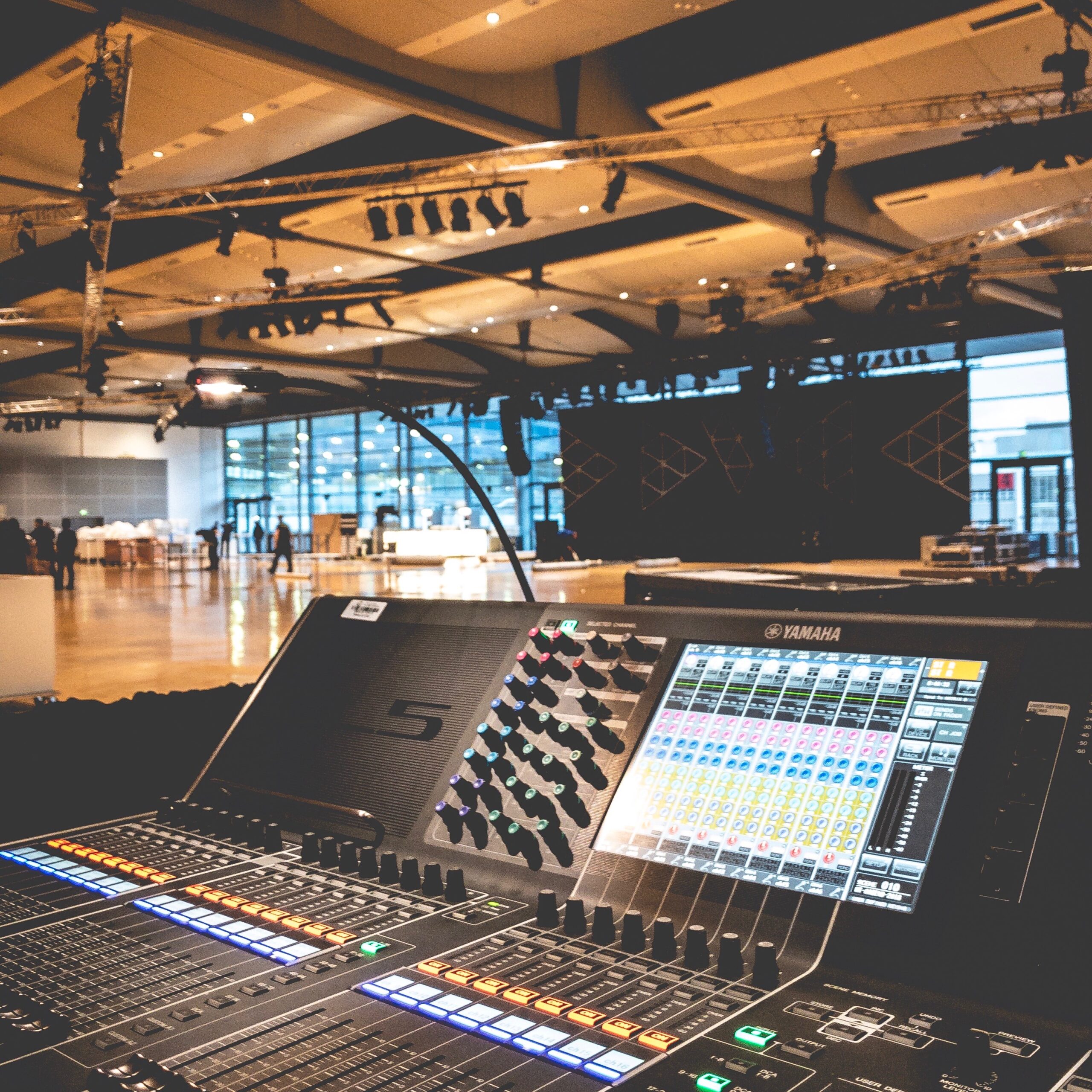 Bühnen- und Lichttechnik bei einem Konzert